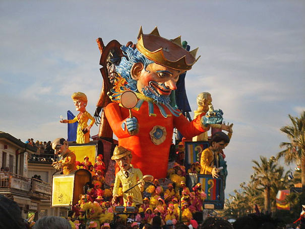 Jedes Jahr im Februar findet ein Karneval statt.