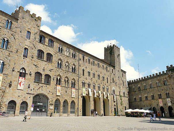 Die Piazza dei Priori in Volterra