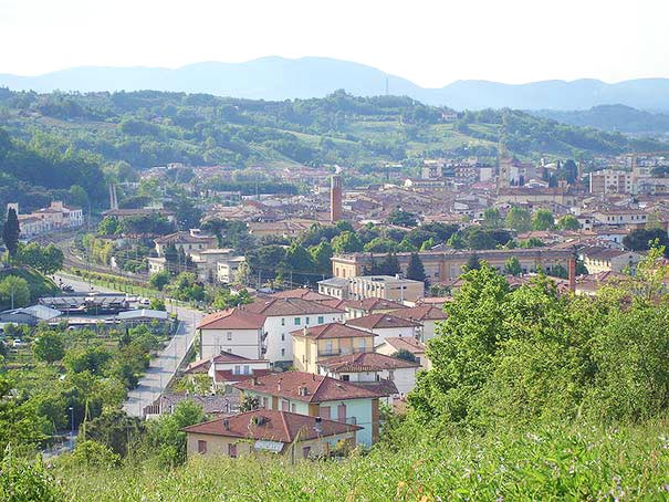 Blick auf die toskanische Gemeinde Montevarchi